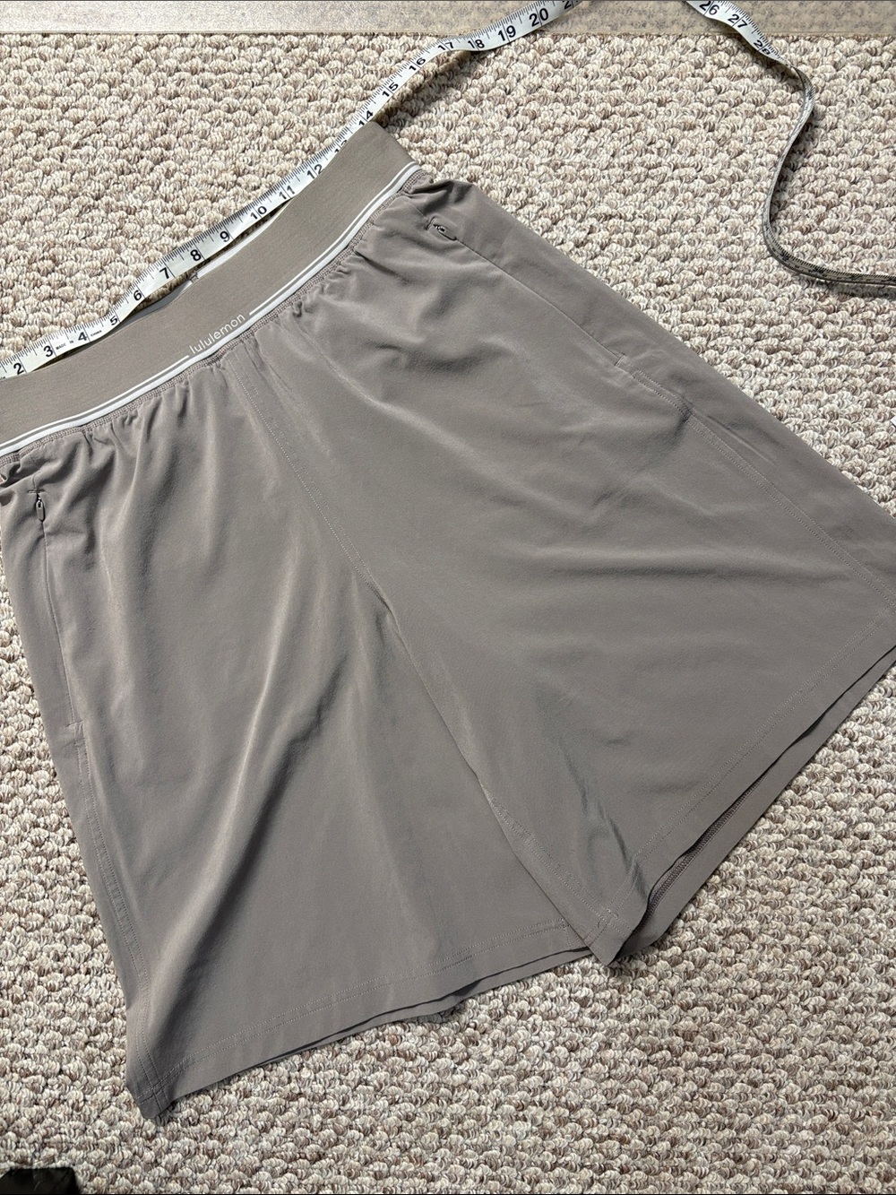 Swift Relaxed Short 9"
*Logo Waistband in Warm Ash Grey - Picture 2 of 6